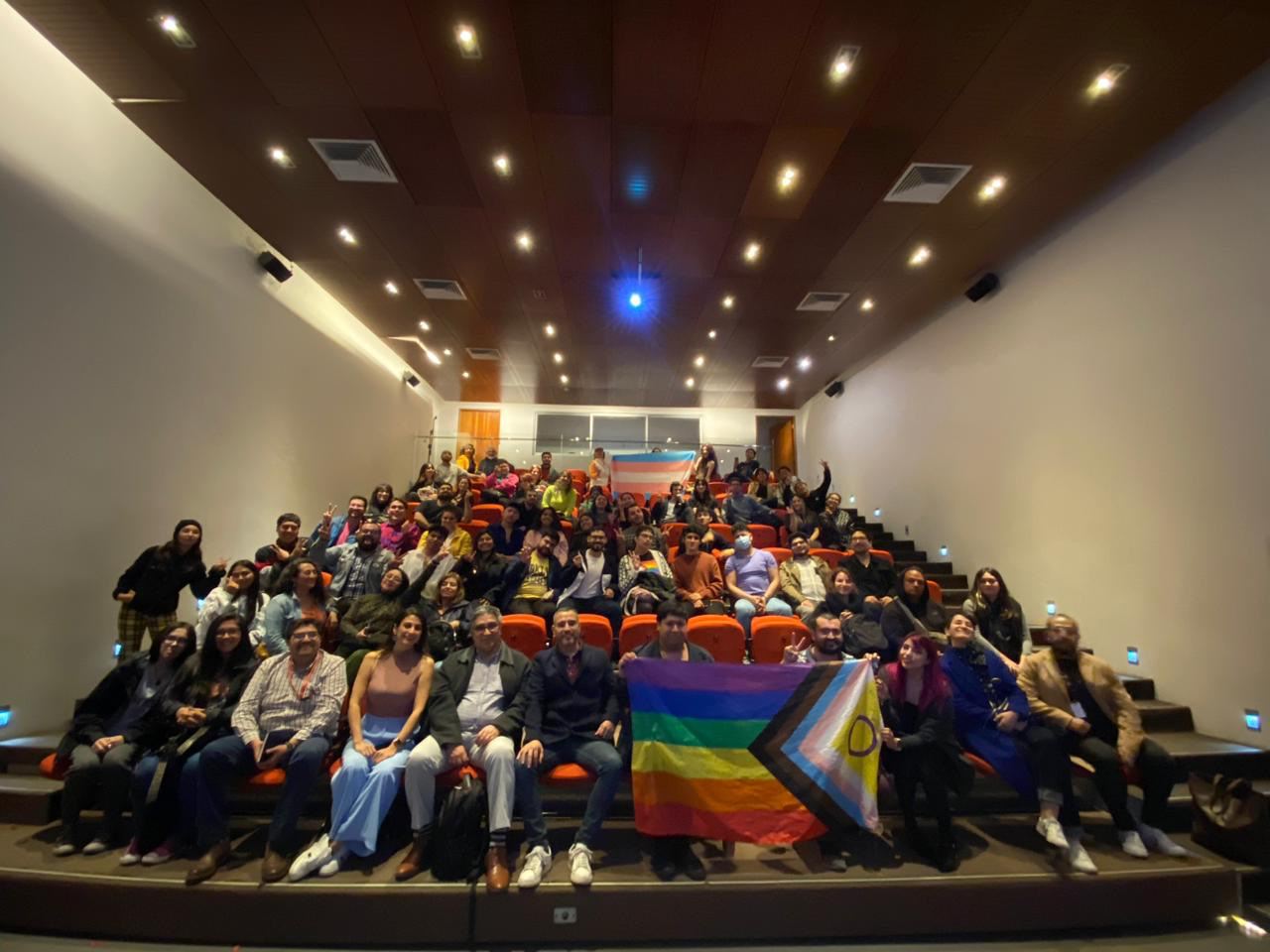 Comunidad LGBT+ reunida celebrando la diversidad
